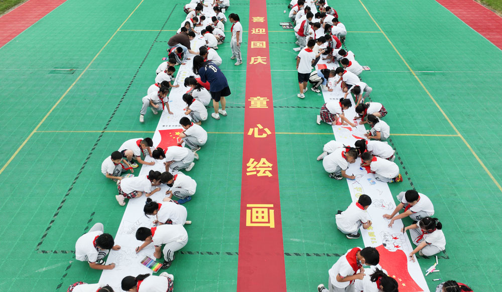 9月28日上午，湖州市德清县一所小学开展了迎国庆共绘长卷活动。王正摄
