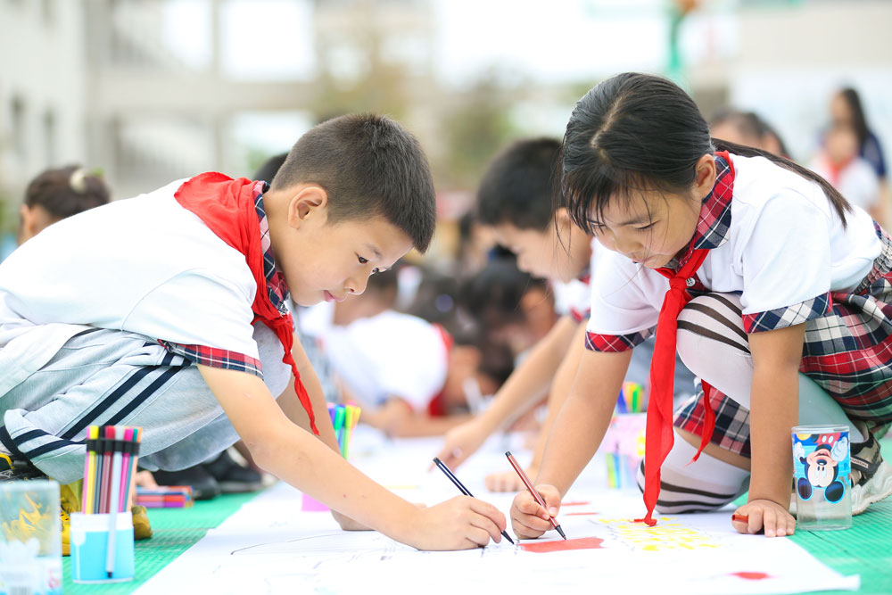 9月28日上午，湖州市德清县一所小学开展了迎国庆共绘长卷活动。王正摄