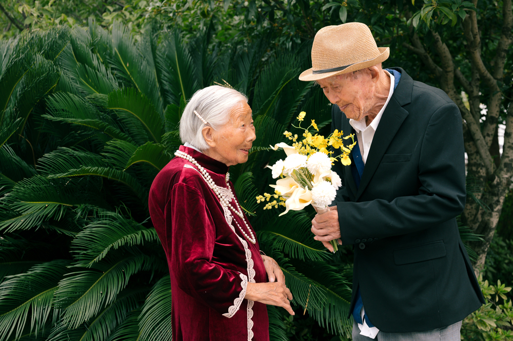 老人们拍摄的金婚纪念照。受访者供图
