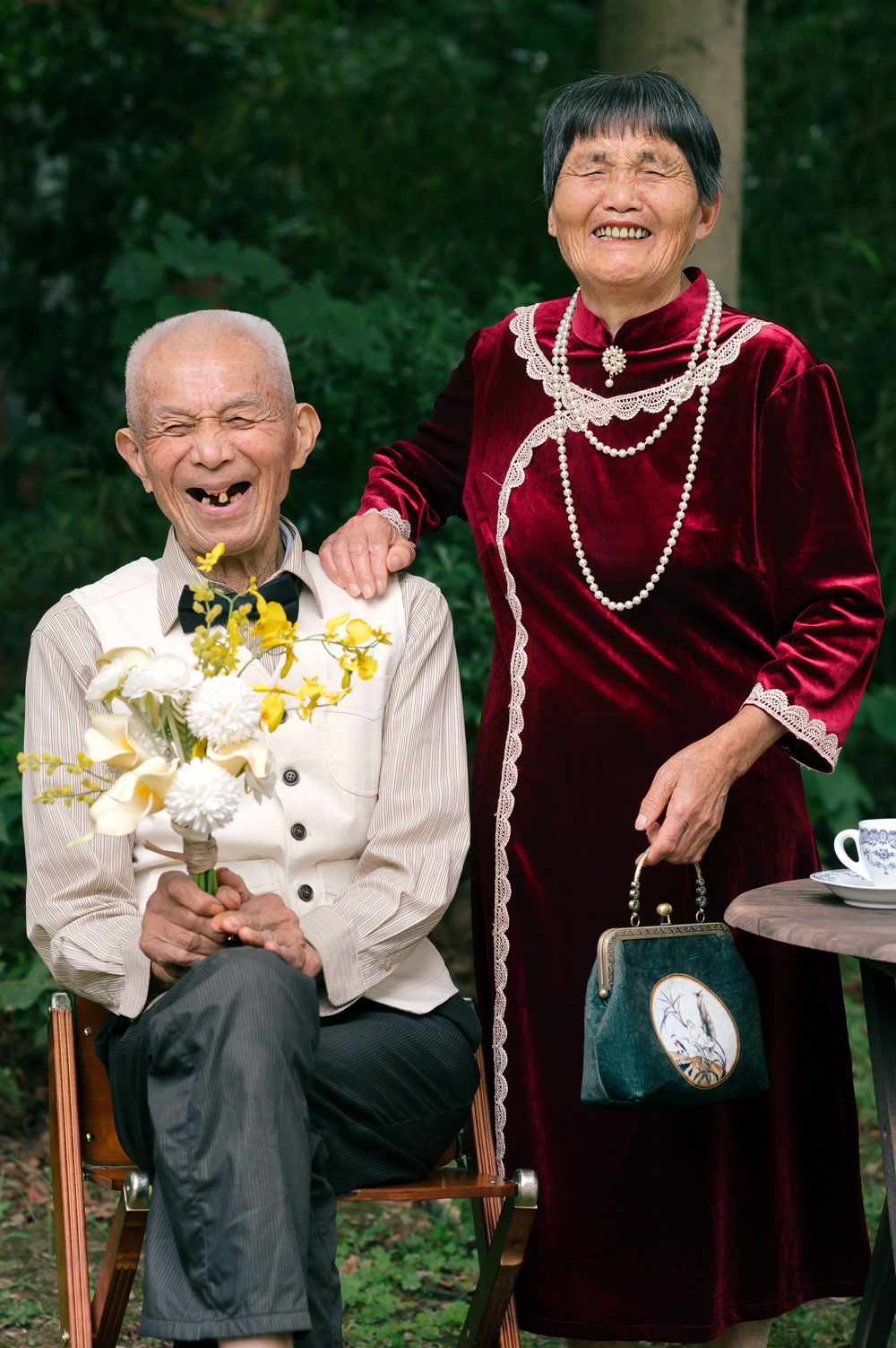 老人们拍摄的金婚纪念照。受访者供图