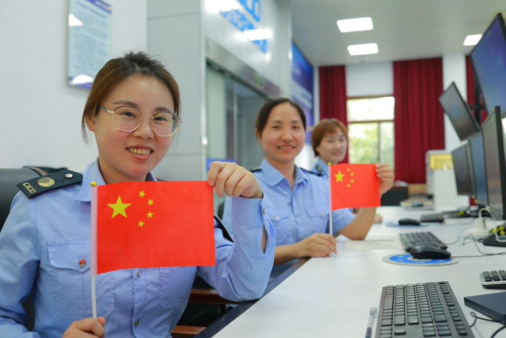 国庆坚守岗位的运行分中心监控员们。杭州南管理中心供图