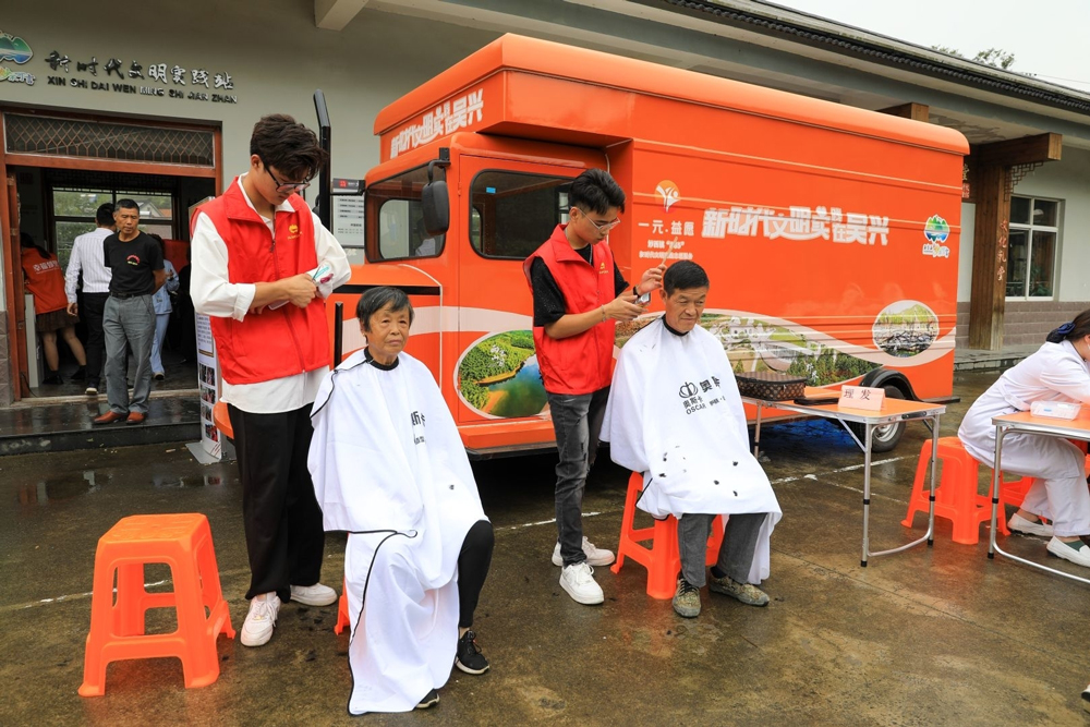 吴兴区妙西镇志愿者为老年人提供理发等服务。湖州文明办供图