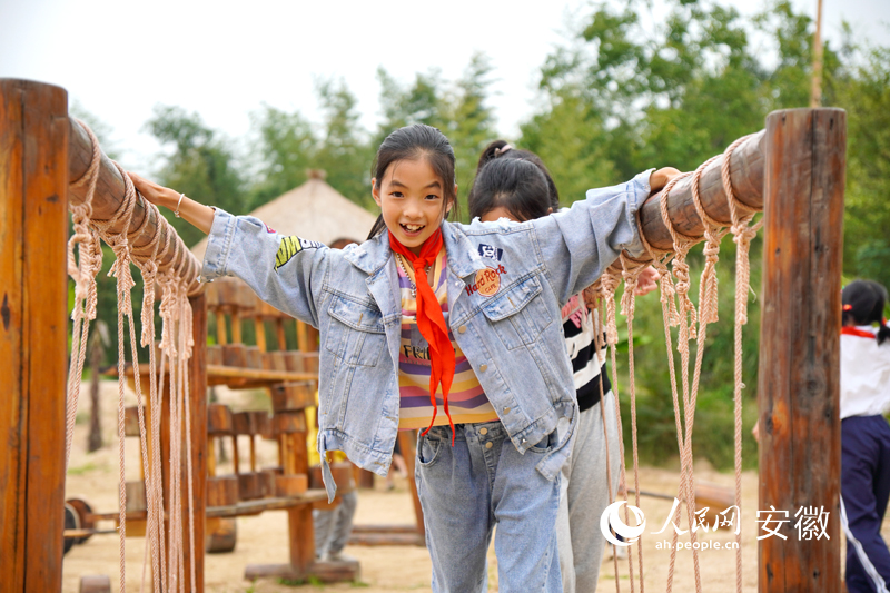 孩子们在“欢溪原自然公社”尽情玩耍。人民网 陈若天摄