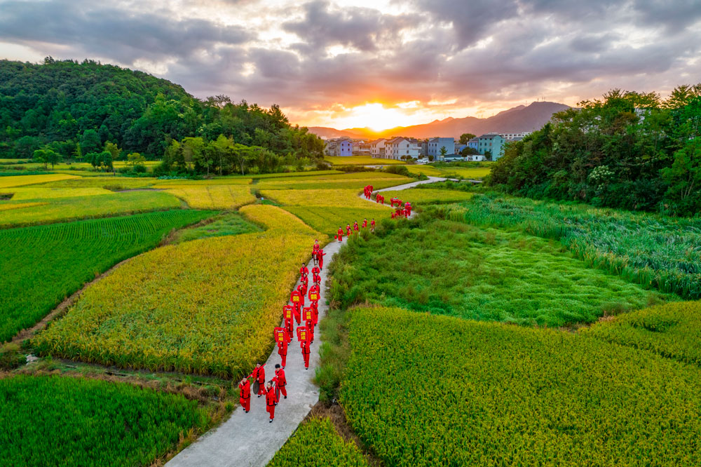 10月10日清晨，一场再现“十里红妆”传统婚俗的婚礼正在浙江宁海县前童镇举行。徐铭怿摄