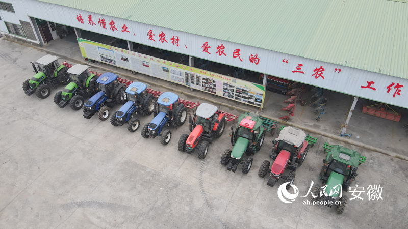 蒙城县一农机专业合作社内，整齐地停靠着多台大型农机。人民网 王晓飞摄