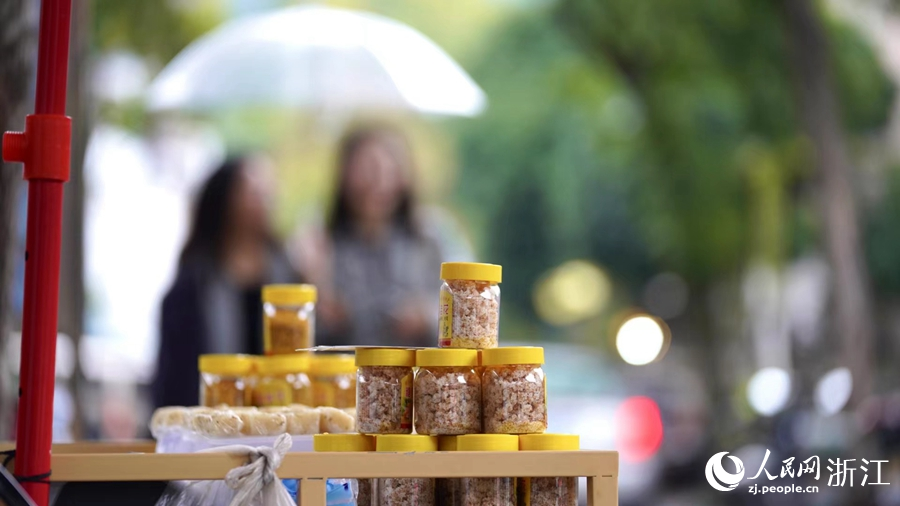 今年新採摘的桂花成了百姓增收的來源之一。人民網 記者郭揚攝