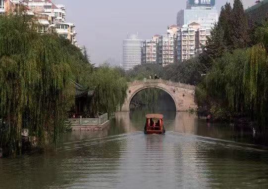 坐杭州水上巴士七号线可以途经十二座古桥。拱墅区委宣传部供图
