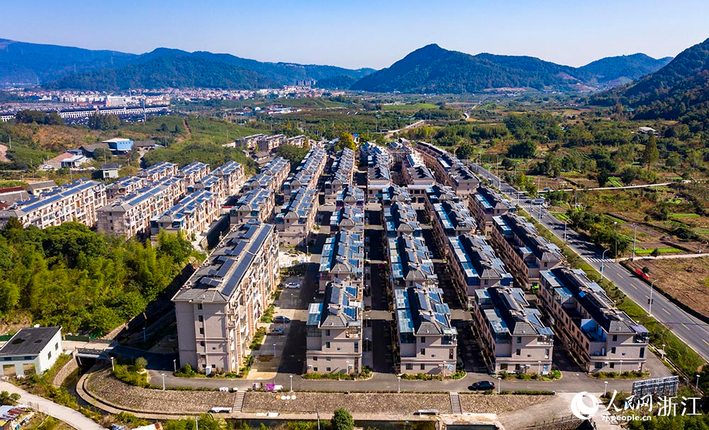 近日,航拍浙江省宁波市海曙区龙观乡大路村屋顶和光伏一体化项目。人民网 章勇涛摄