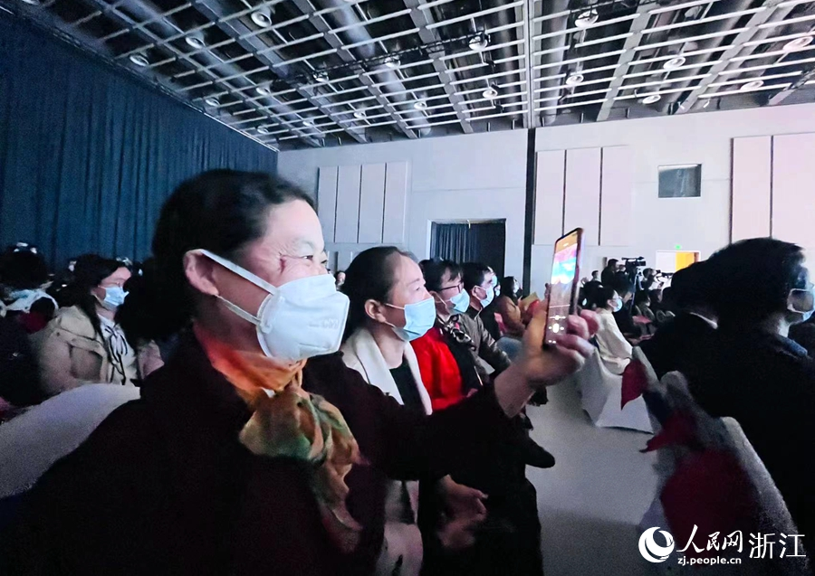 聽眾沉浸式欣賞演唱會。人民網 記者張麗瑋攝