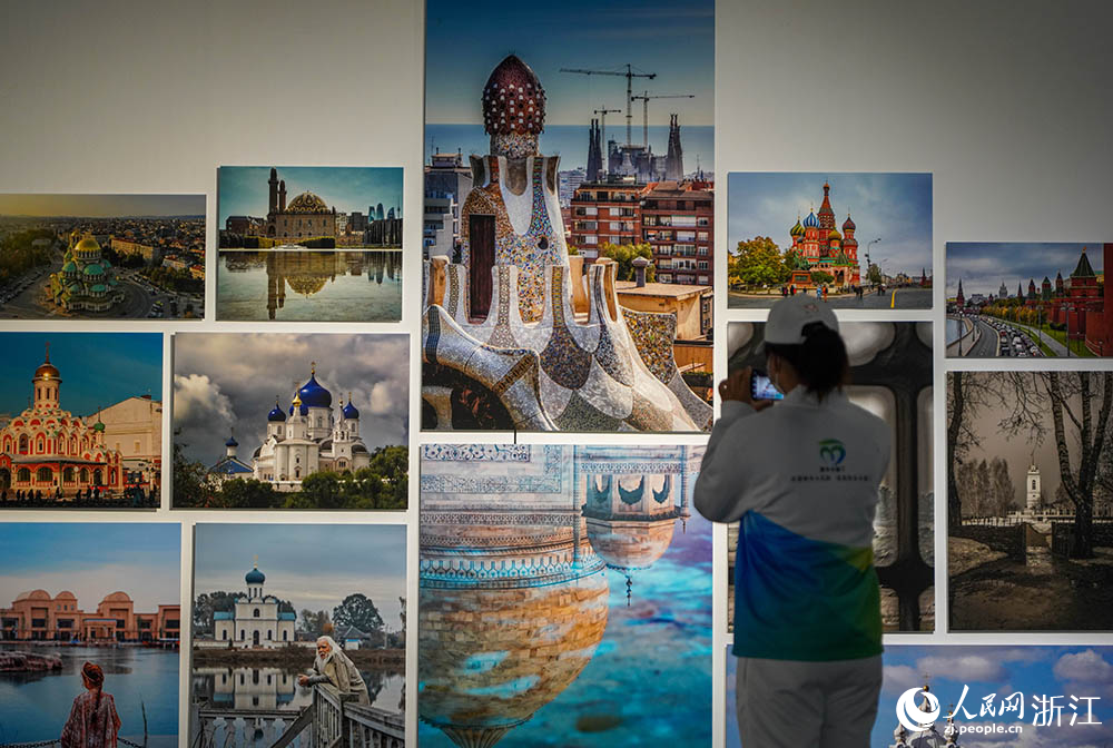 观众在丽水美术馆观看“世界之城”全球摄影主题联展。人民网 章勇涛摄