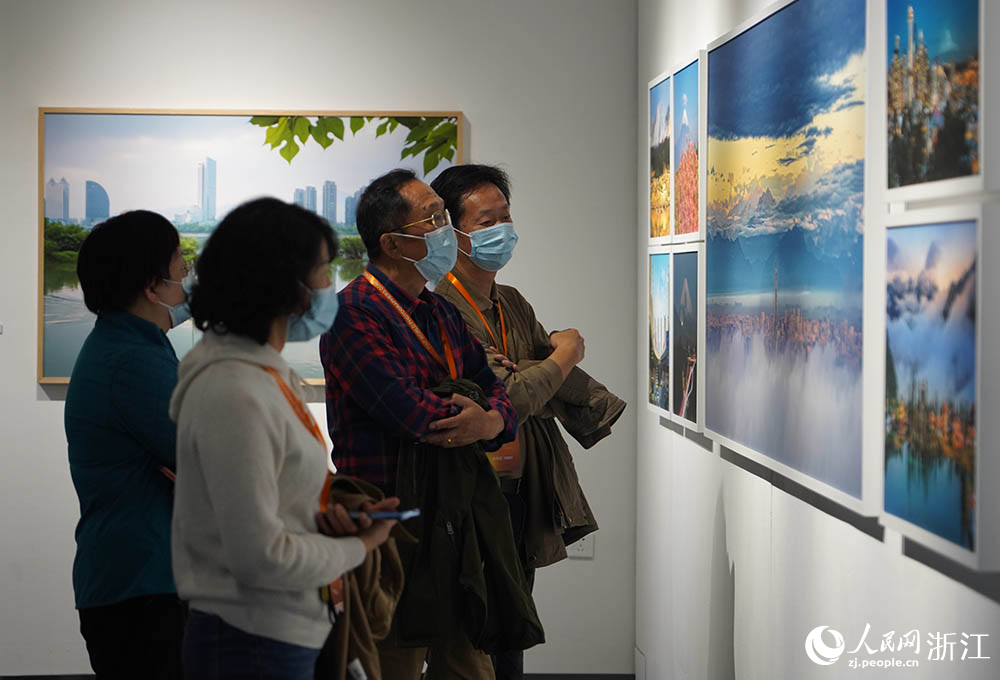 观众在丽水美术馆观看“世界之城”全球摄影主题联展。人民网 章勇涛摄