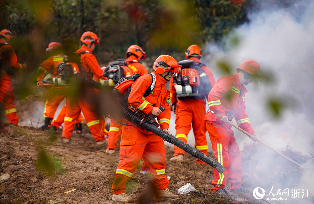 11月18日，在台州市黄岩区北洋镇镇南新村，森林消防队员们到山场使用风力灭火机扑救火灾。人民网 章勇涛摄