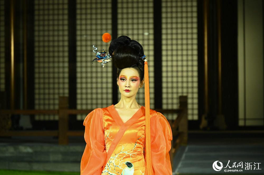 11月18日晚，一场“宋风雅韵”造型艺术大秀在杭州南宋德寿宫遗址博物馆上演。人民网 叶宾得摄