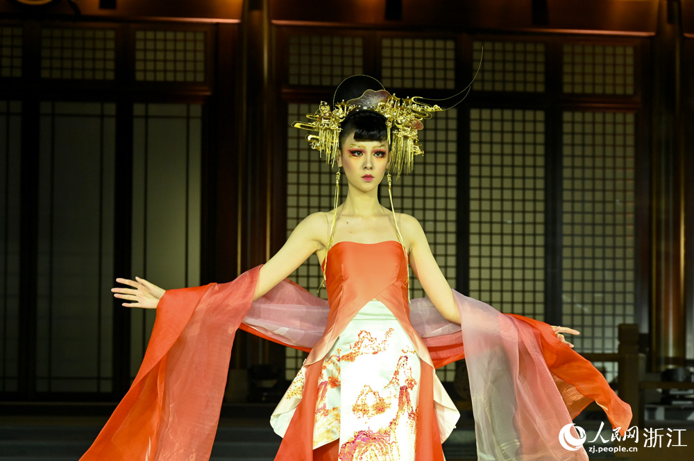 11月18日晚，一场“宋风雅韵”造型艺术大秀在杭州南宋德寿宫遗址博物馆上演。人民网 叶宾得摄