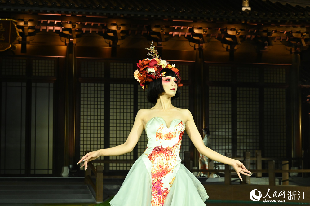 11月18日晚，一场“宋风雅韵”造型艺术大秀在杭州南宋德寿宫遗址博物馆上演。人民网 叶宾得摄