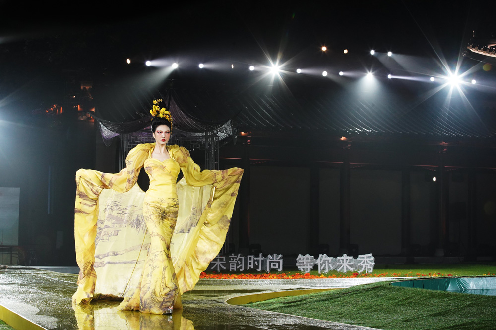 11月18日晚，一场“宋风雅韵”造型艺术大秀在杭州南宋德寿宫遗址博物馆上演。上城区委宣传部供图
