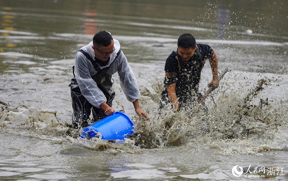 11月19日，游客在西溪濕地體驗“干塘”捕魚。人民網 章勇濤攝