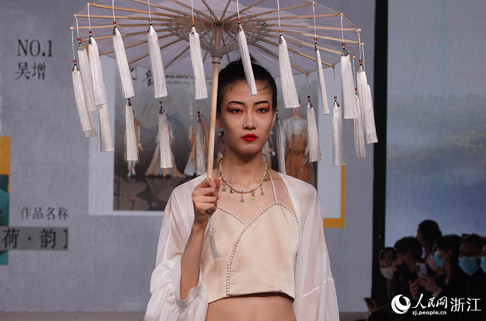 11月22日，在杭州鼓楼，模特身着宋韵服装走秀。人民网 章勇涛摄