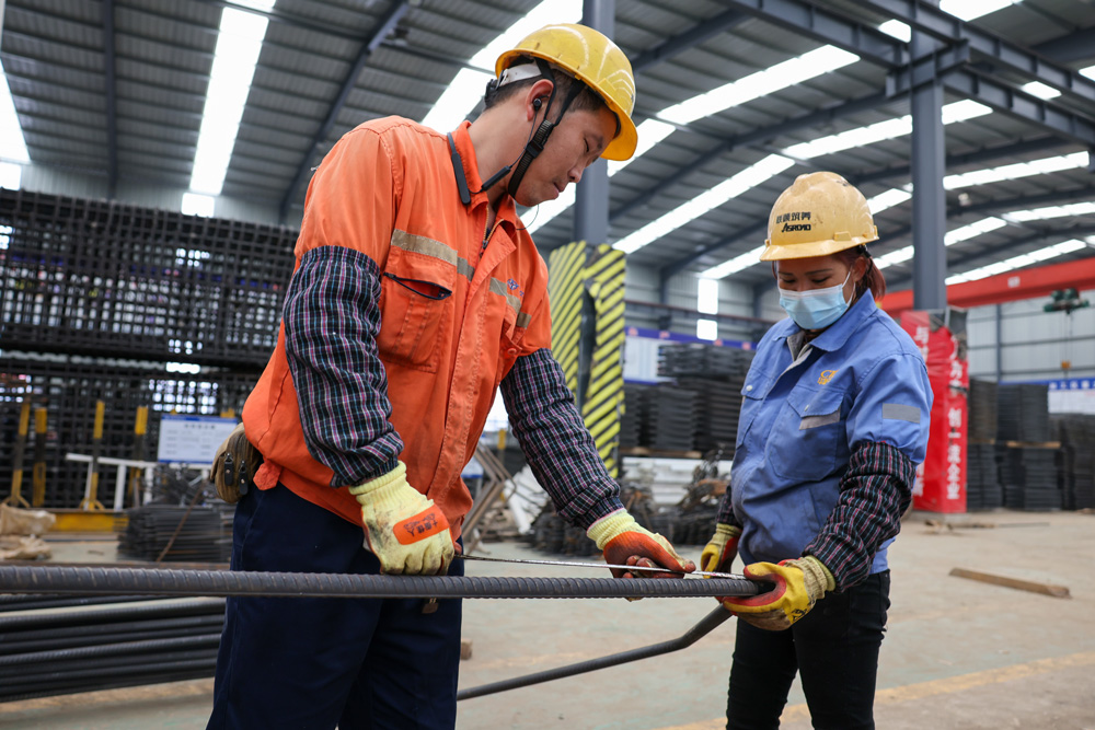 刘西林和工友两人通力协作，三下五除二就能将每天需要的钢筋加工完毕，送到桥面焊工的手中。余杭交通运输局供图
