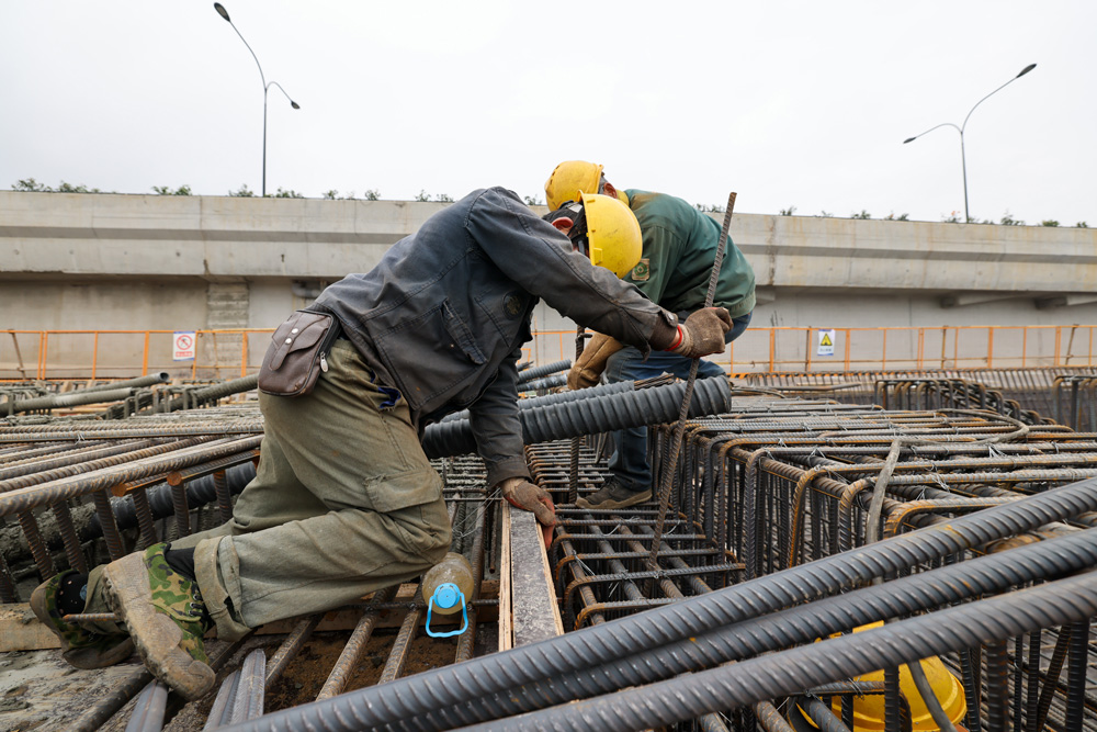 杨国成跟工友正在进行端横梁的焊接工作。余杭交通运输局供图