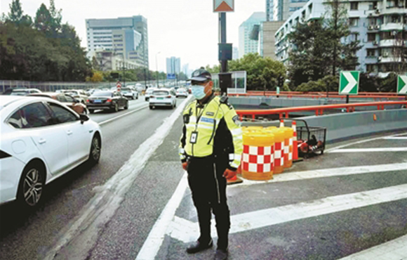 杭州女子一大早发了条朋友圈：一定要谢谢他！
