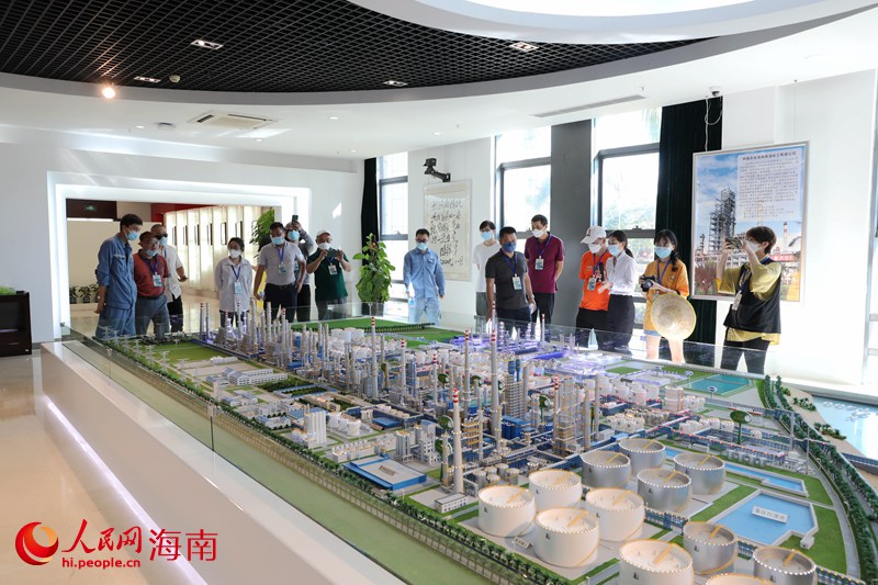 采访团走进中国石化海南炼油化工有限公司。人民网 符武平摄