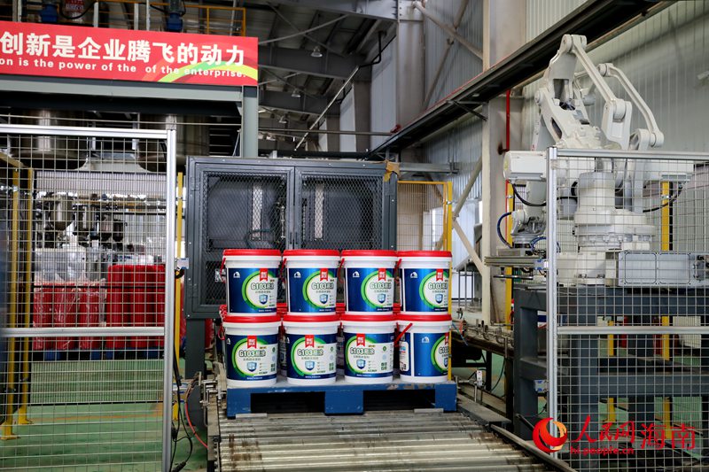 洋浦东方雨虹建筑材料有限公司生产的产品。人民网 符武平摄