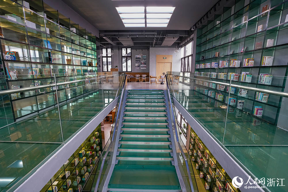采用玻璃阶梯的城市书房，每两阶都记载了一件龙港大事记。人民网 章勇涛摄