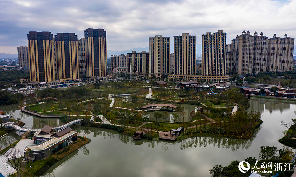 空中俯瞰龙港城市湿地公园，水清、河畅、岸绿，一派欣欣向荣的景象。人民网 章勇涛摄