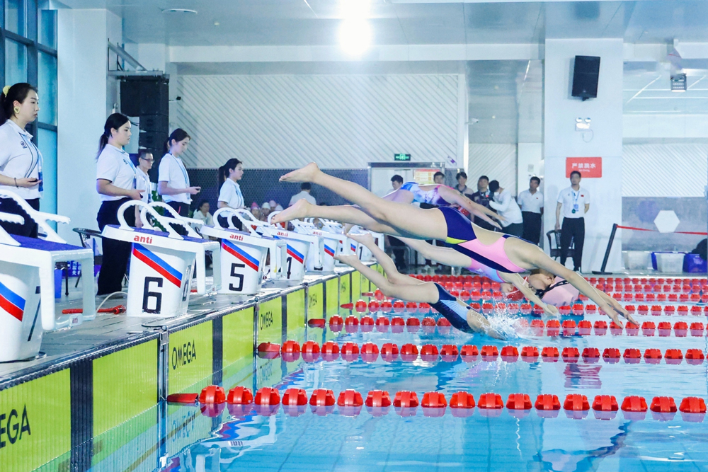 游泳邀请赛现场。杭州市体育局供图