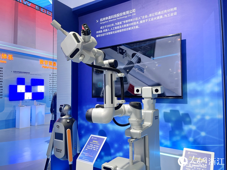 開關室操作機器人展示。人民網 記者張麗瑋攝