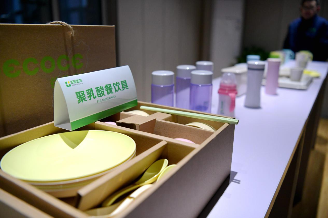 由聚乳酸材料制成的餐盘和水杯。蚌埠市委宣传部供图