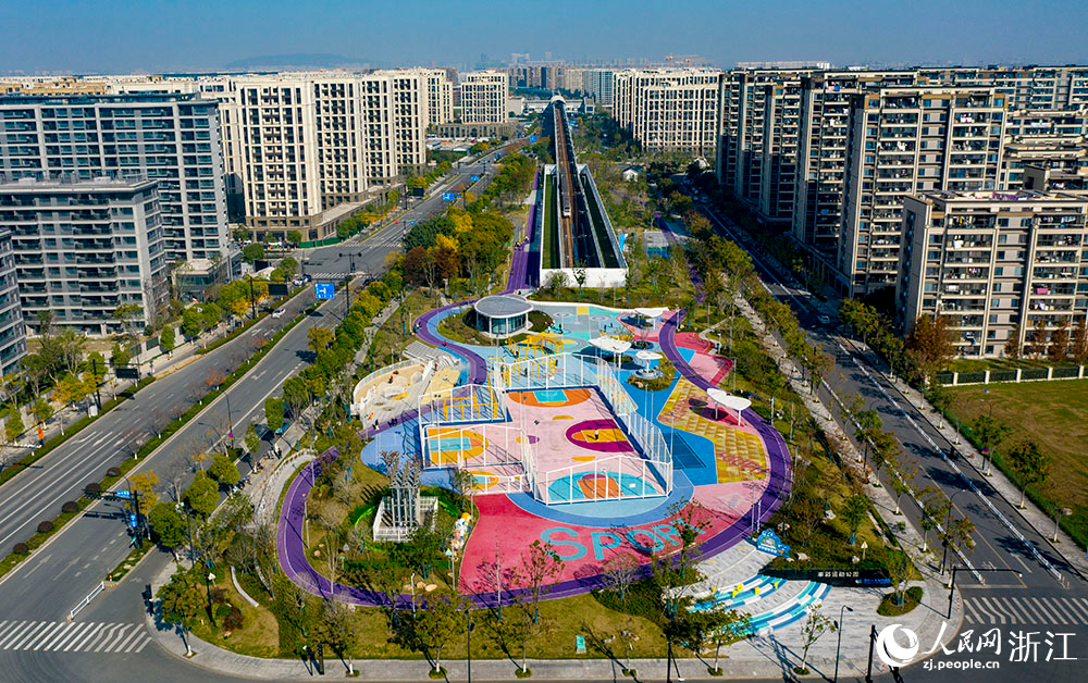 空中俯瞰杭州市临平区乔司街道丰彩运动公园。人民网 章勇涛摄