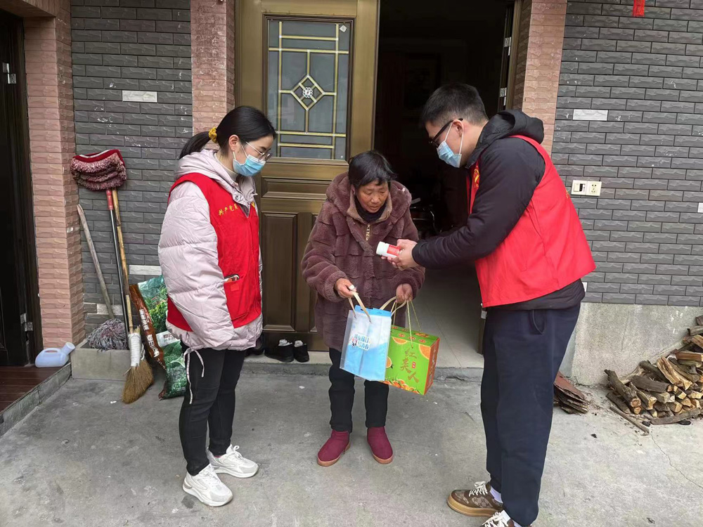 志愿者为老人送去“防疫包”。湖州市文明办供图
