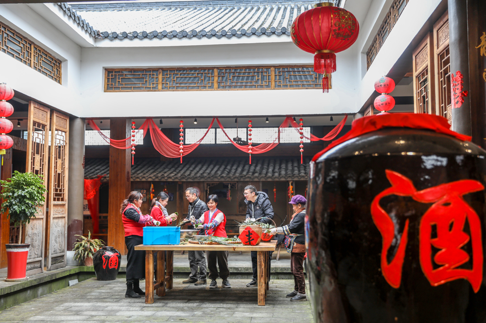 杭州桐庐县纪检监察干部深入一线，了解“黄金致富粽”产业惠民政策落实情况。何小华摄