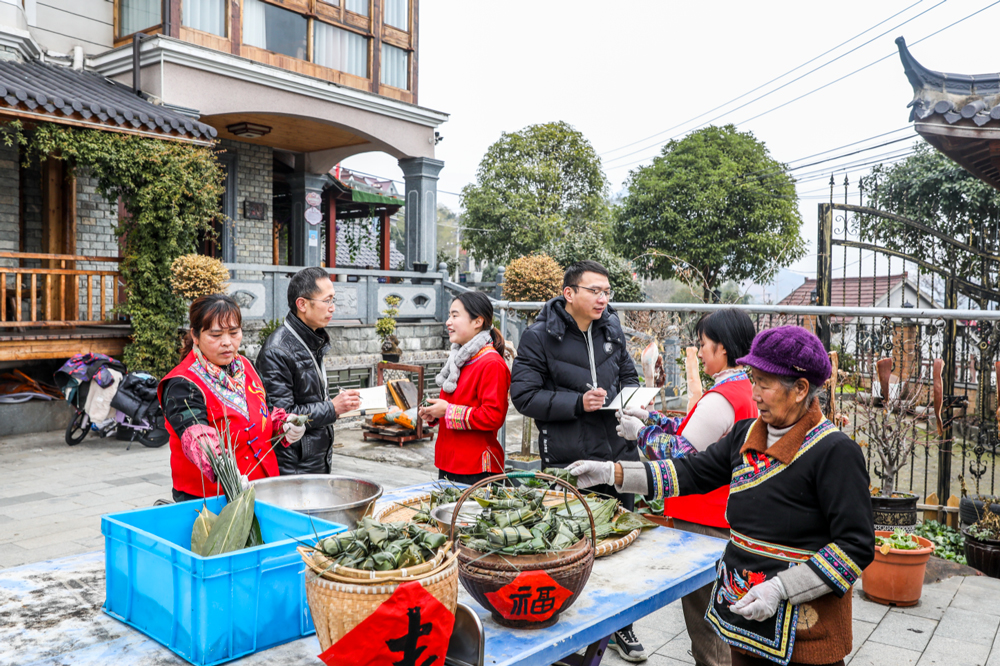杭州桐庐县纪检监察干部深入一线，了解“黄金致富粽”产业惠民政策落实情况。张军摄