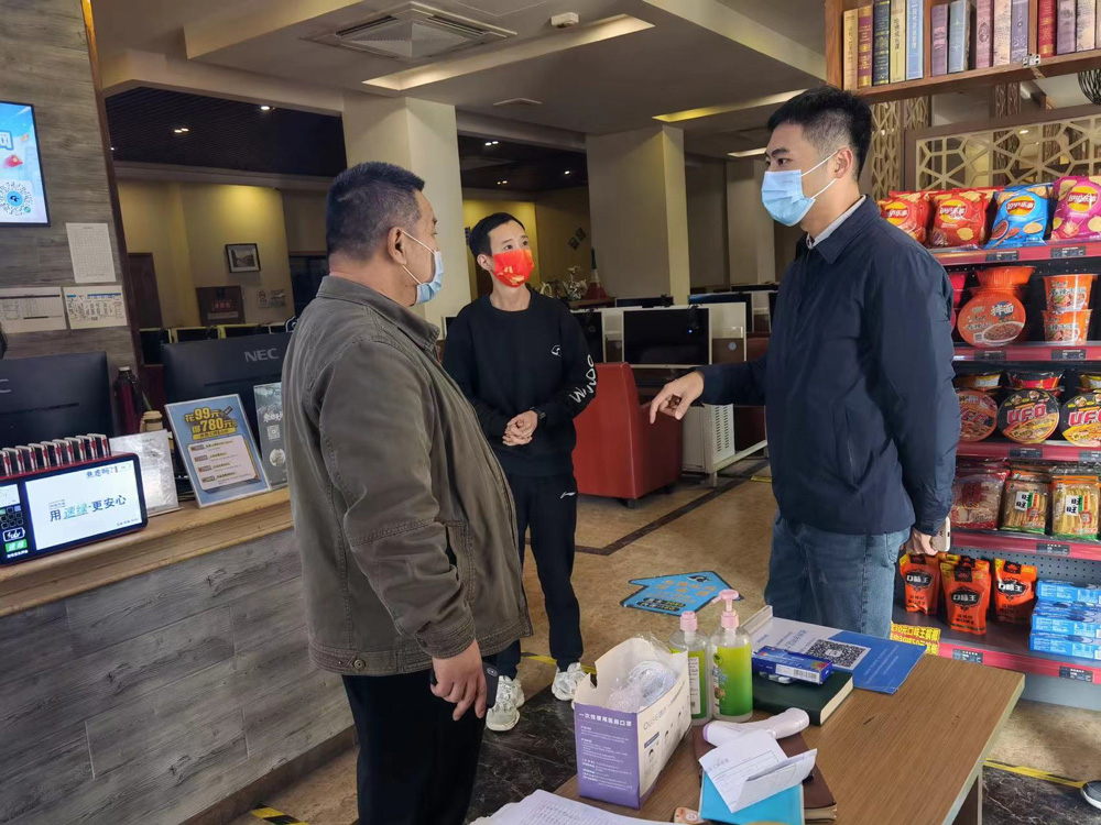 塘栖镇联动派出所、文化执法大队等部门，检查辖区文娱场所。凌晓斌摄