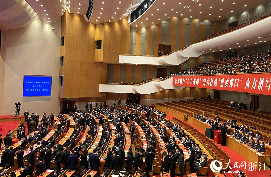 1月15日上午，政協第十三屆浙江省委員會第一次會議舉行第三次全體會議。人民網 方彭依夢攝