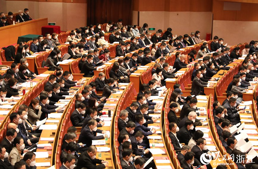 1月15日上午，浙江省政協十三屆一次會議圓滿完成各項議程，在省人民大會堂閉幕。人民網 方彭依夢攝