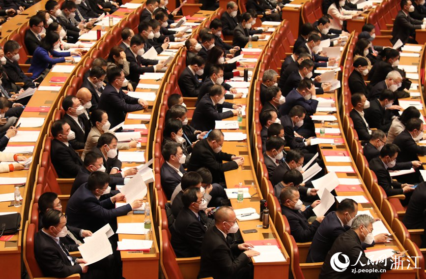 1月15日上午，浙江省政協十三屆一次會議圓滿完成各項議程，在省人民大會堂閉幕。人民網 方彭依夢攝