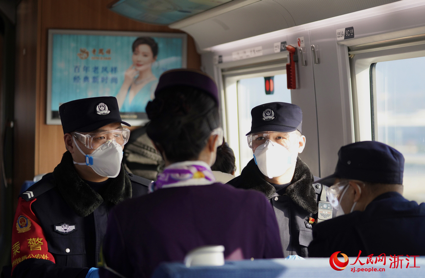 G174列车上，赵润辉和潘青会同车班工作人员，召开三乘会议。人民网记者 郭扬摄