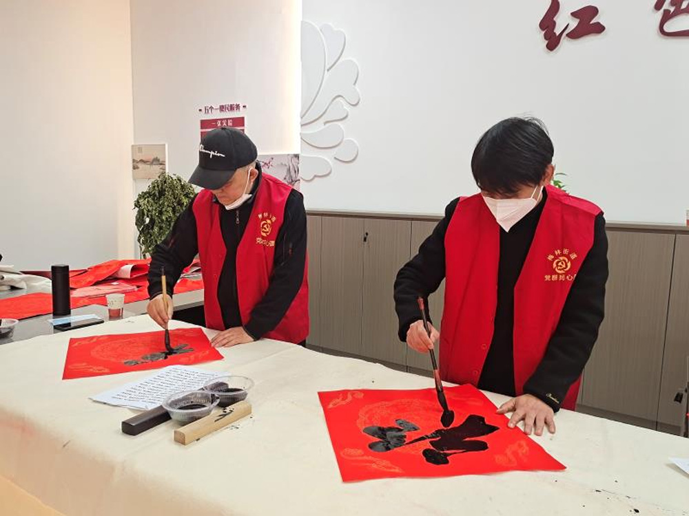 宁海县梅林街道花园社区文化礼堂的志愿者们正在写“福”字。宁海县委宣传部供图