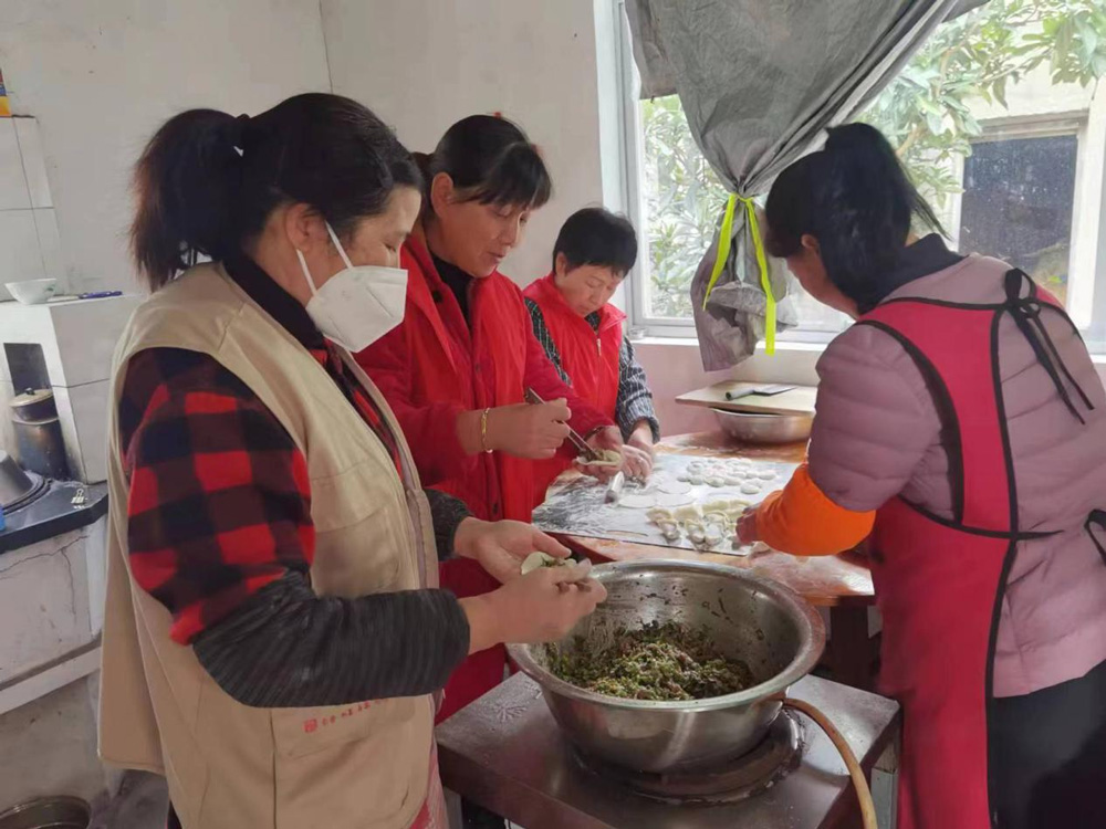 宁海力洋镇平岩村文化礼堂志愿者制作汤包、麦焦筒等点心迎接新年。宁海县委宣传部供图