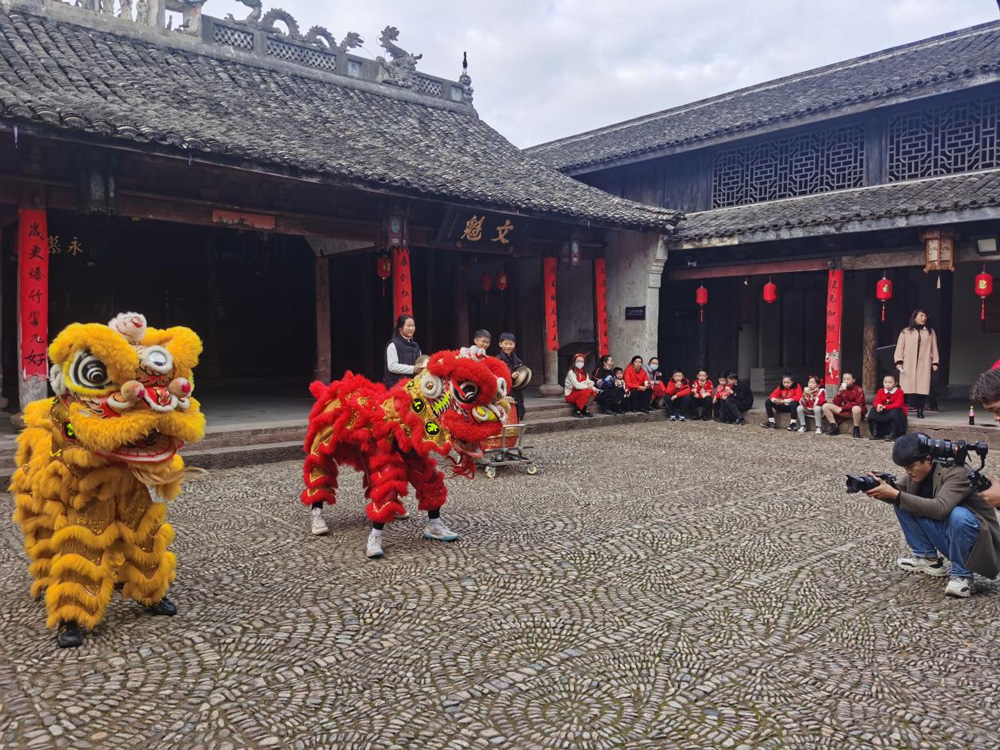 宁海县前童镇联合村文化礼堂舞狮队为春节做预热活动。宁海县委宣传部供图