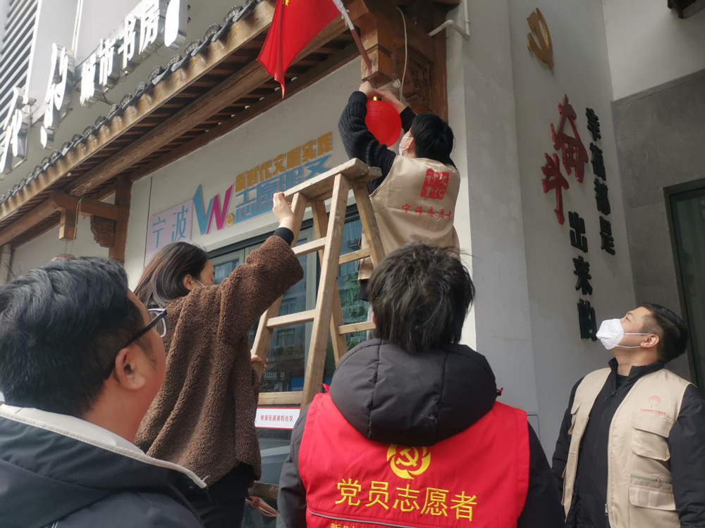 宁海县桃源街道下桥村文化礼堂志愿者在给礼堂挂灯笼，增添节日气氛。宁海县委宣传部供图
