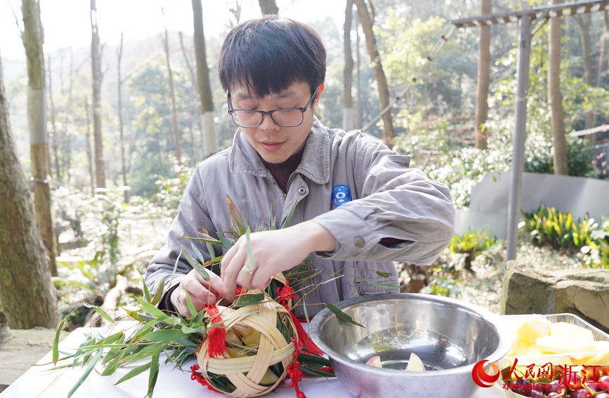 “大廚”正在制作小熊貓的年夜飯——豐榮球。人民網 陳陸洵攝