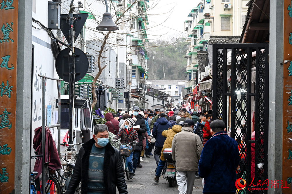 1月21日早，在杭州的“馬路菜場”大馬弄，市民忙著採購年夜飯的食材。人民網 葉賓得攝