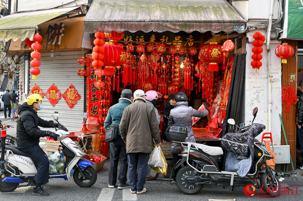 1月21日，杭州大馬弄附近的禮品店裡，市民正在挑選對聯。人民網 葉賓得攝