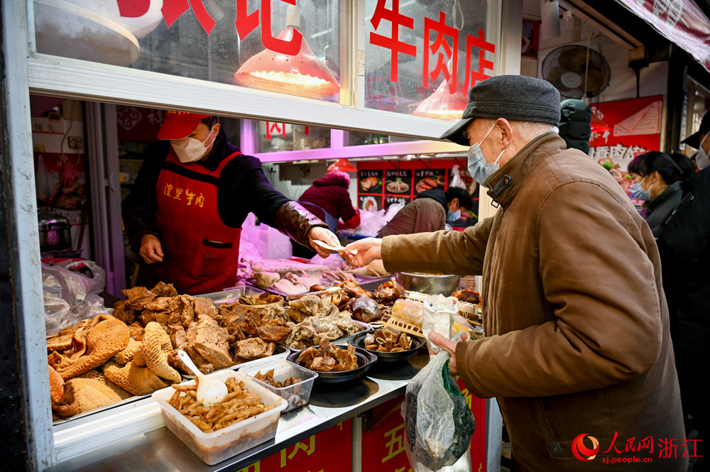 1月21日早，在杭州的“馬路菜場”大馬弄，市民忙著採購年夜飯的食材。人民網 葉賓得攝