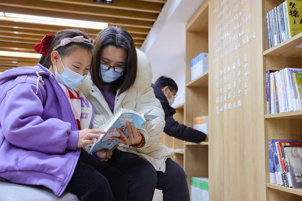 1月26日，湖州市德清县武康街道千秋社区东野悦读悦享书房里，市民正在阅读书籍。蔡俊摄